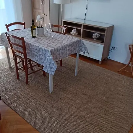 Cecilia Apartment *