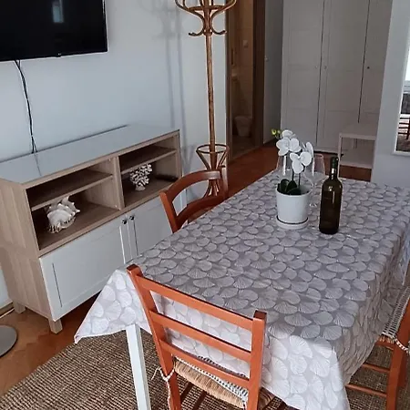 Cecilia Apartment *