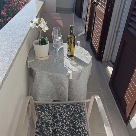 Cecilia Apartment *